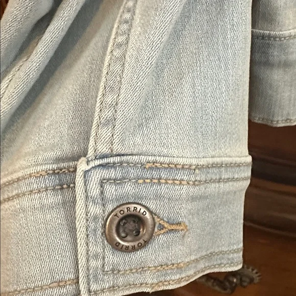 Torrid Like NEW Light Wash Cropped Collarless 3/4 sleeve Jean Jacket Medium - Picture 7 of 11